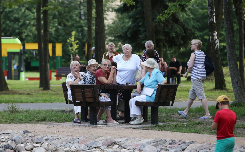 Paradas: akį traukė sijonuotos moterys ant dviračių