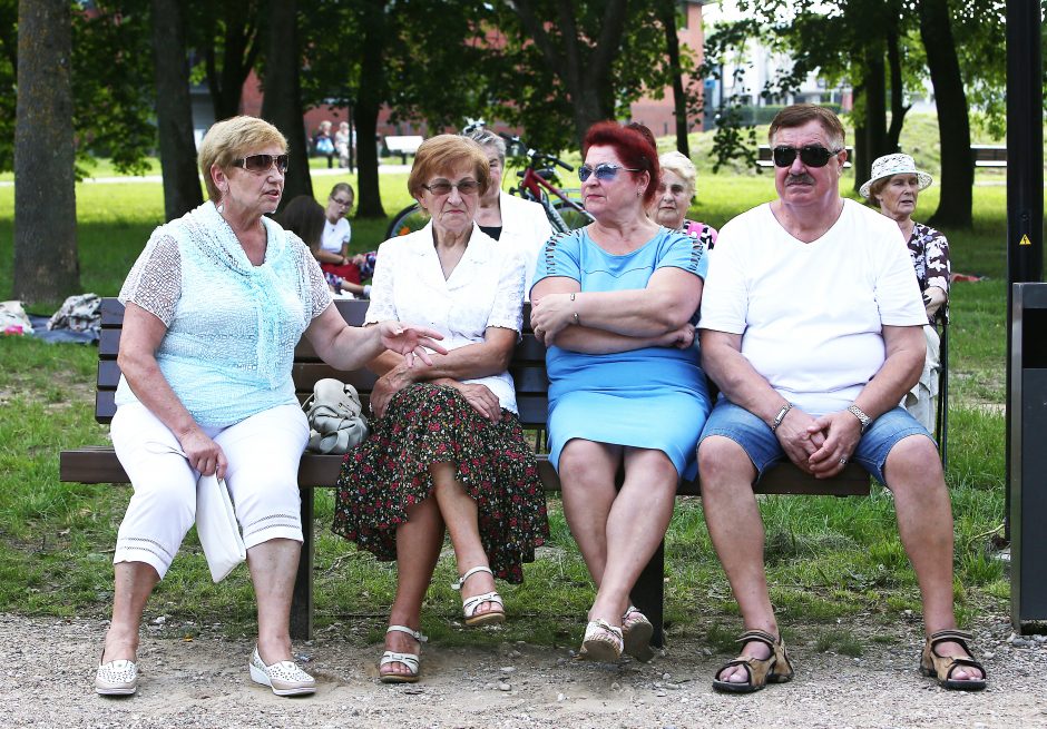 Paradas: akį traukė sijonuotos moterys ant dviračių