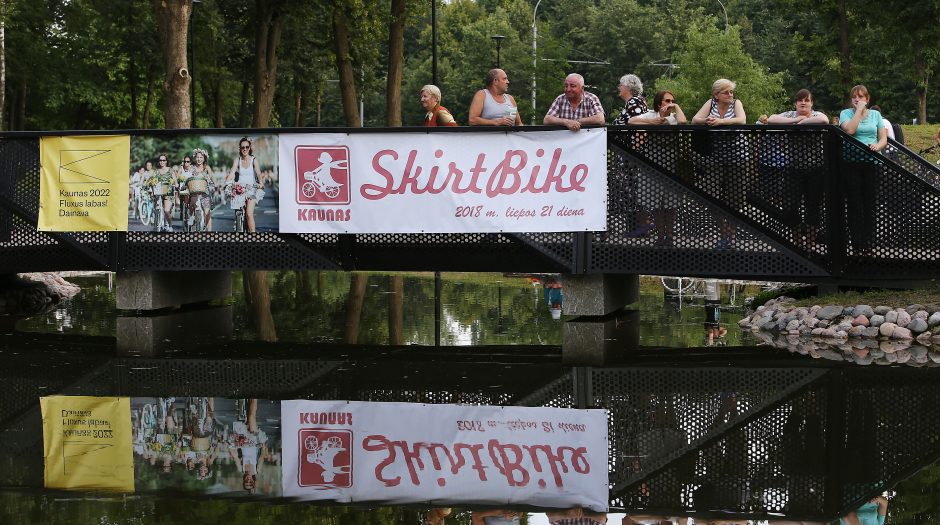 Paradas: akį traukė sijonuotos moterys ant dviračių