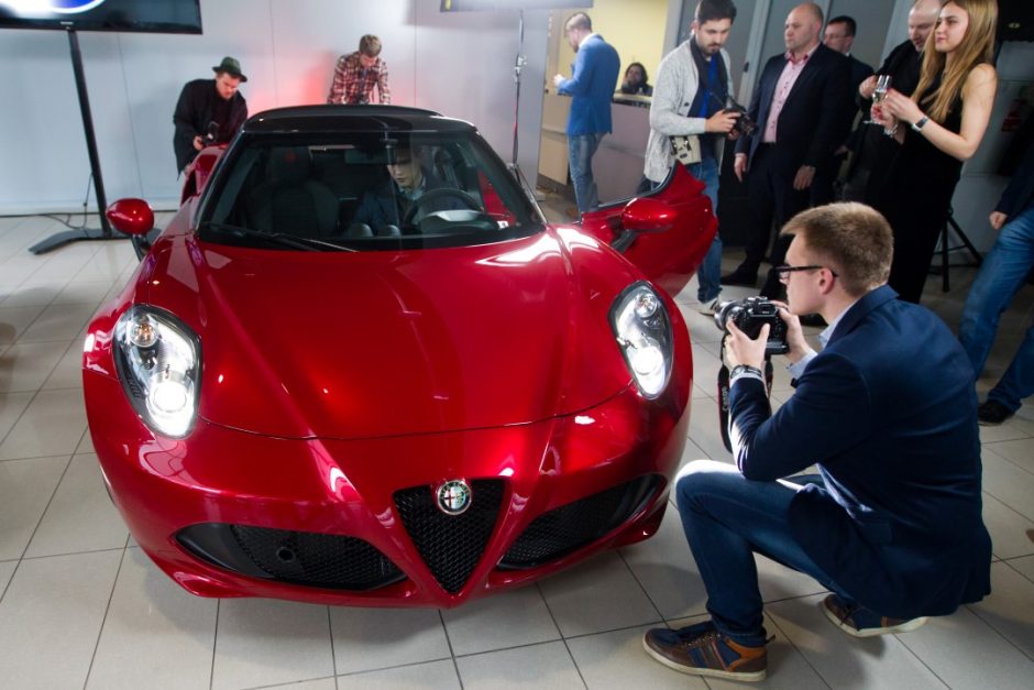 Lietuvoje pristatytas grakštus ir galingas „Alfa Romeo“ kabrioletas „4C Spider“