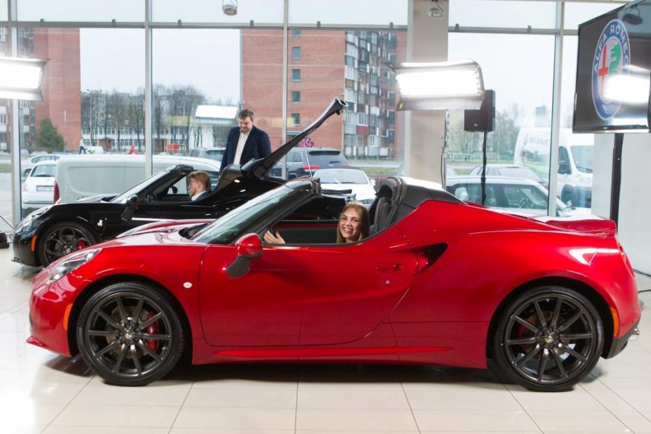 Lietuvoje pristatytas grakštus ir galingas „Alfa Romeo“ kabrioletas „4C Spider“