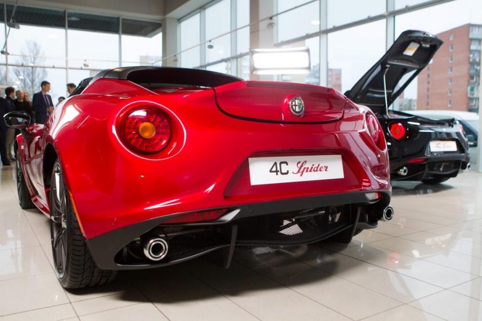 Lietuvoje pristatytas grakštus ir galingas „Alfa Romeo“ kabrioletas „4C Spider“