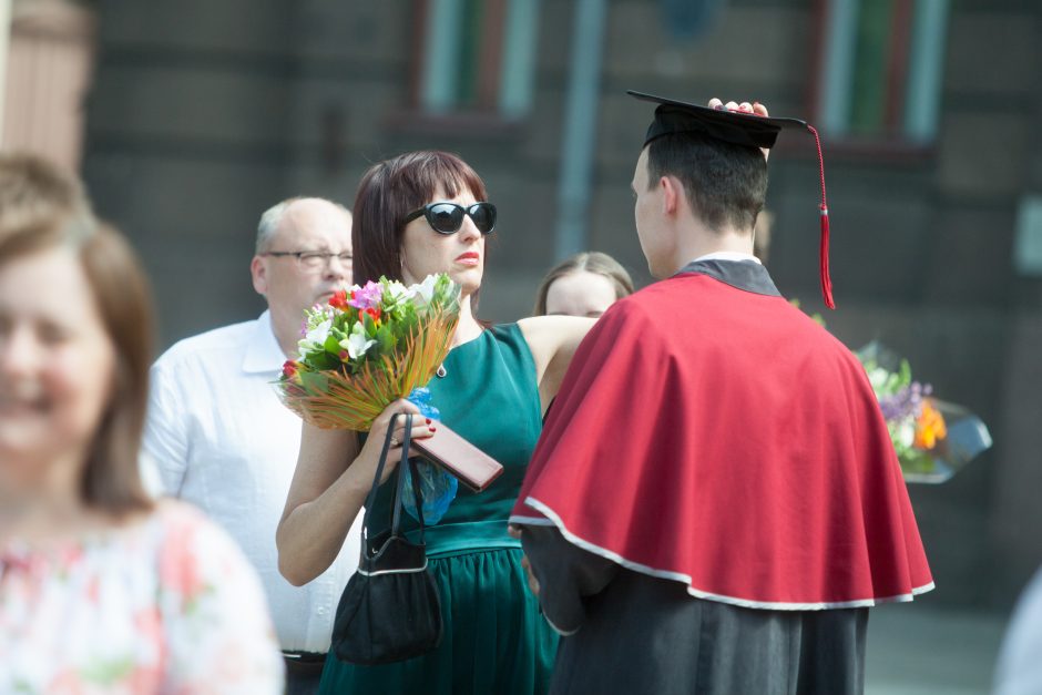 VDU absolventams iškilmingai įteikti diplomai