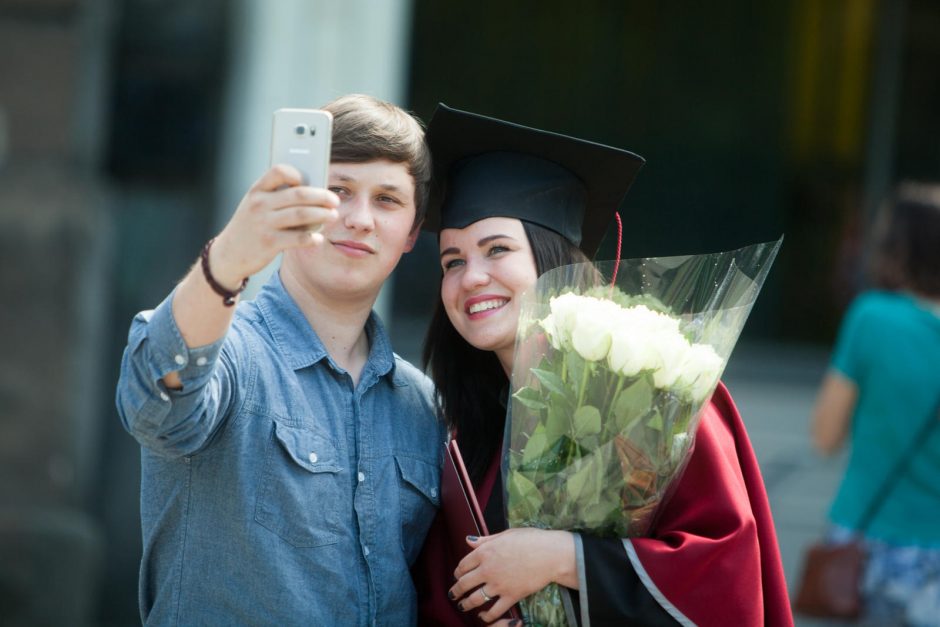 VDU absolventams iškilmingai įteikti diplomai