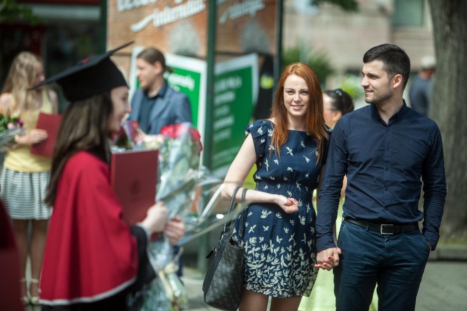 VDU absolventams iškilmingai įteikti diplomai