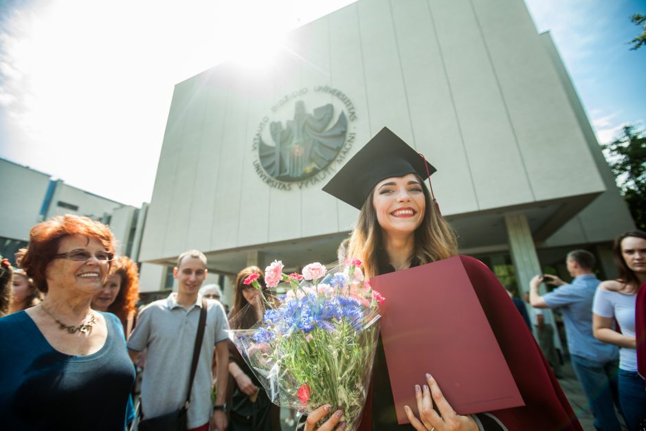 VDU absolventams iškilmingai įteikti diplomai