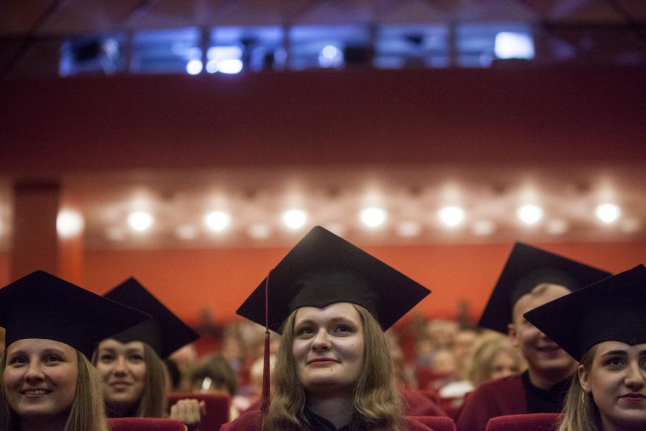 VDU absolventams iškilmingai įteikti diplomai