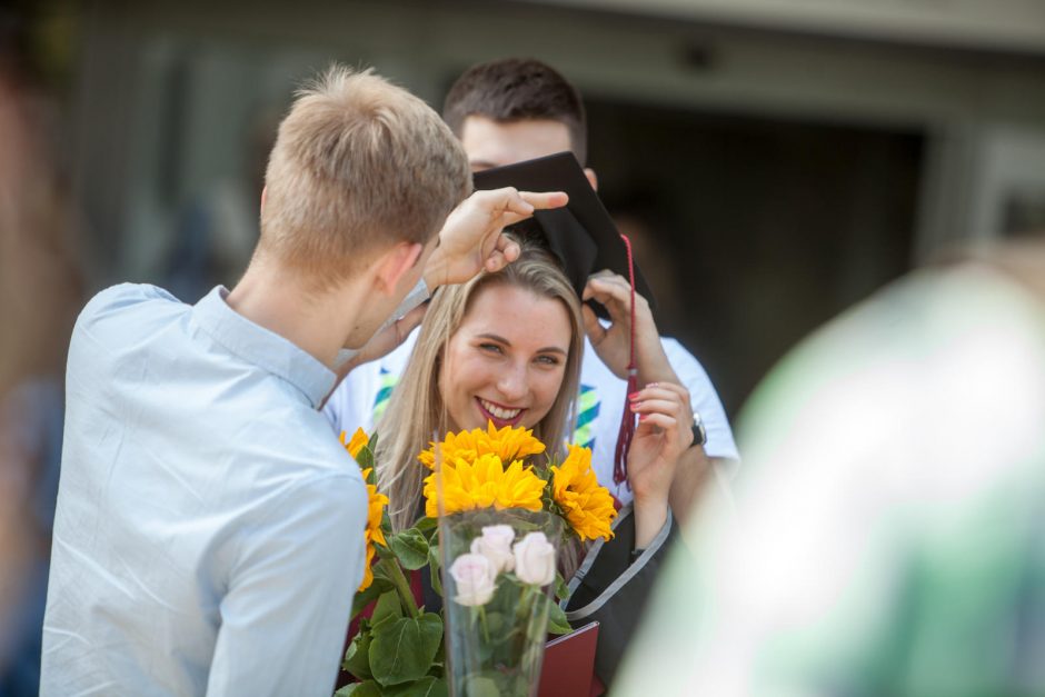 VDU absolventams iškilmingai įteikti diplomai