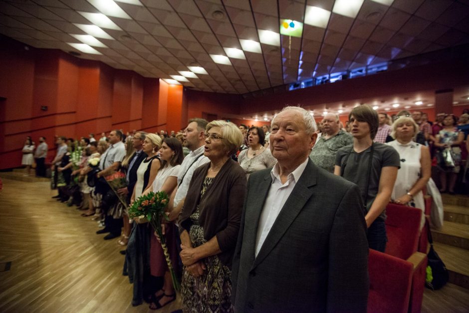 VDU absolventams iškilmingai įteikti diplomai