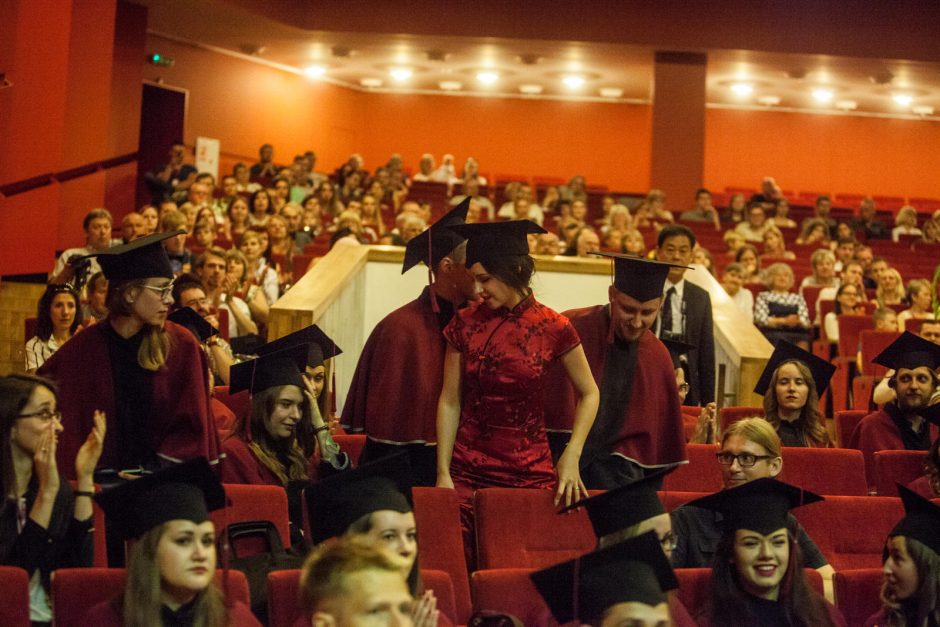 VDU absolventams iškilmingai įteikti diplomai