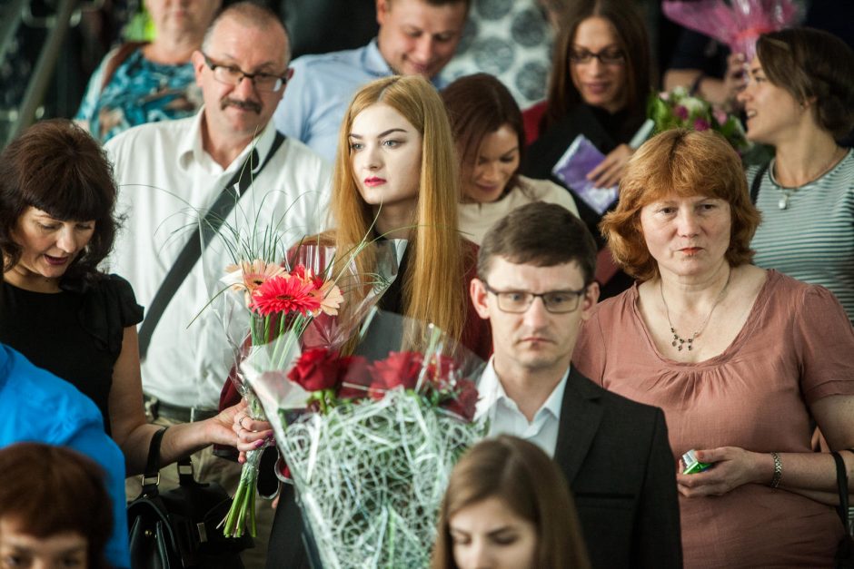 VDU absolventams iškilmingai įteikti diplomai