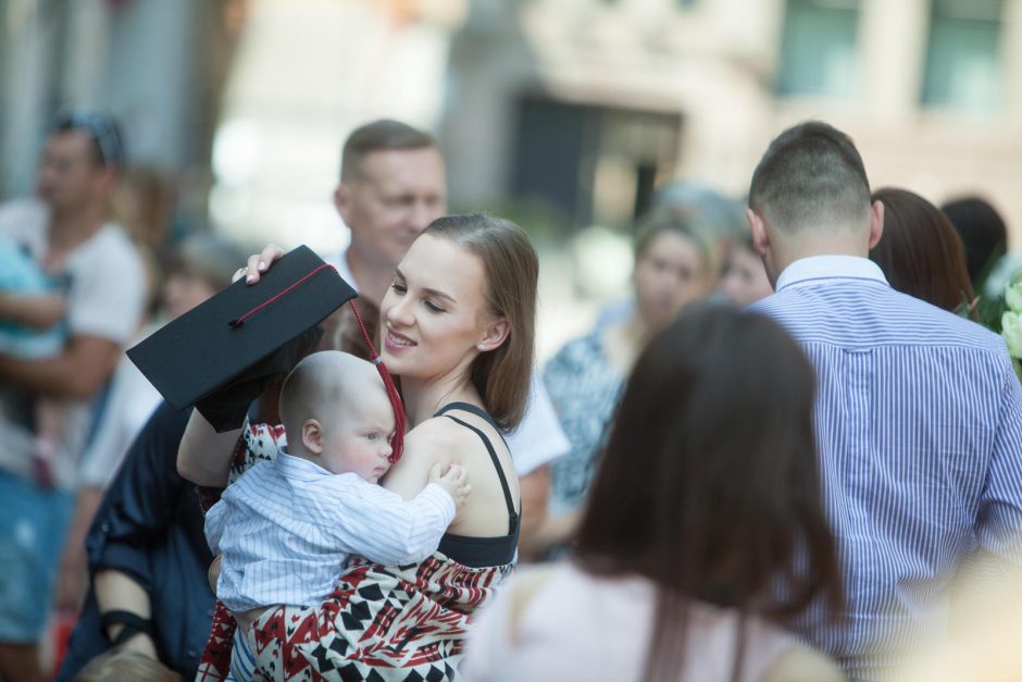 VDU absolventams iškilmingai įteikti diplomai