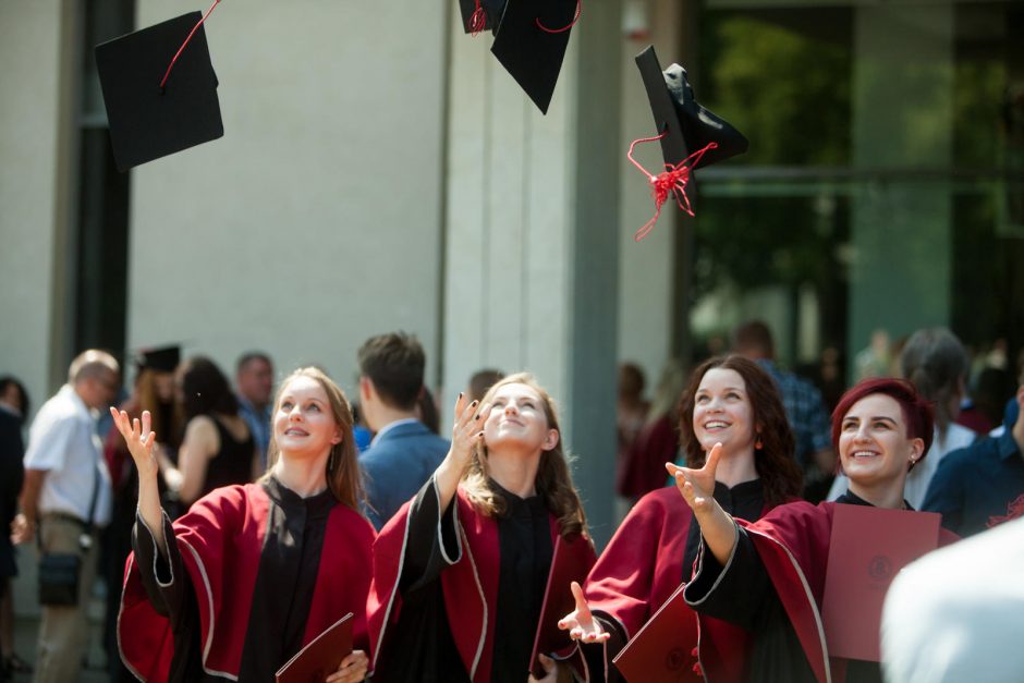 VDU absolventams iškilmingai įteikti diplomai