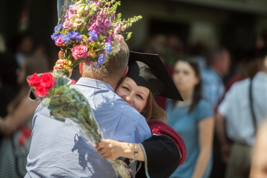 VDU absolventams iškilmingai įteikti diplomai