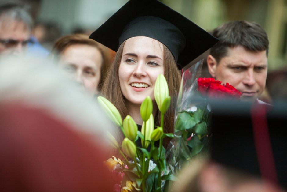 VDU absolventams iškilmingai įteikti diplomai