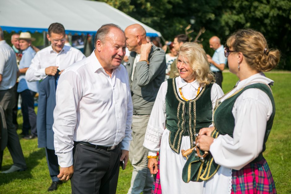 Derliaus šventė su šokiais, dainomis ir žaidimais 