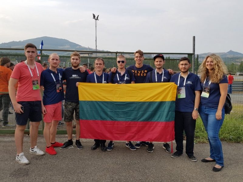 Lietuvių studentų kuriamas bolidas debiutavo tarptautinėse varžybose