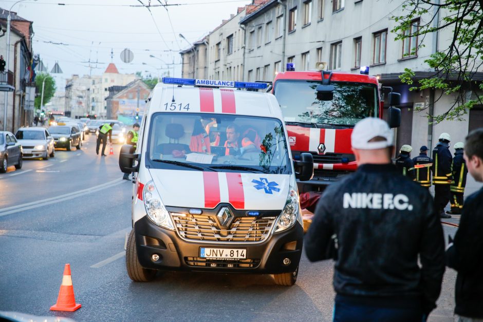 Kraupi avarija Kaune: greitosios pagalbos automobilis rėžėsi į medį