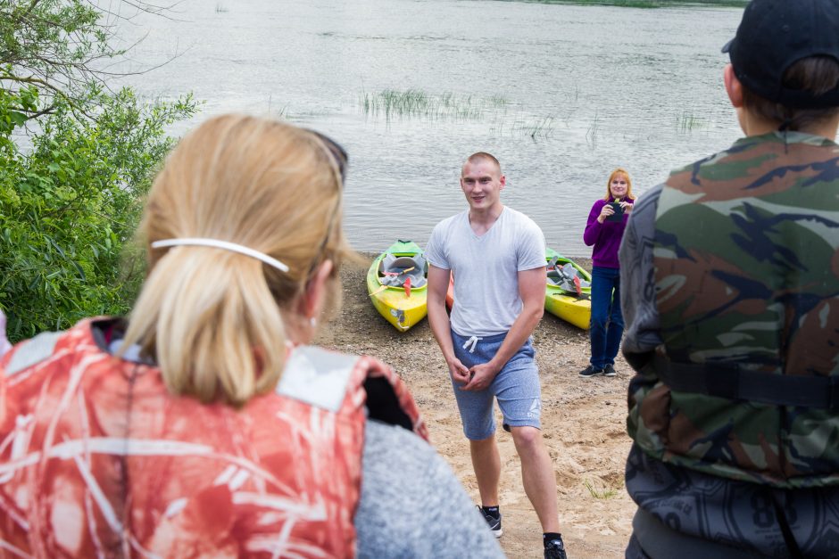 Nemuną skrodė baidarių žygis per vakarėjantį Kauną