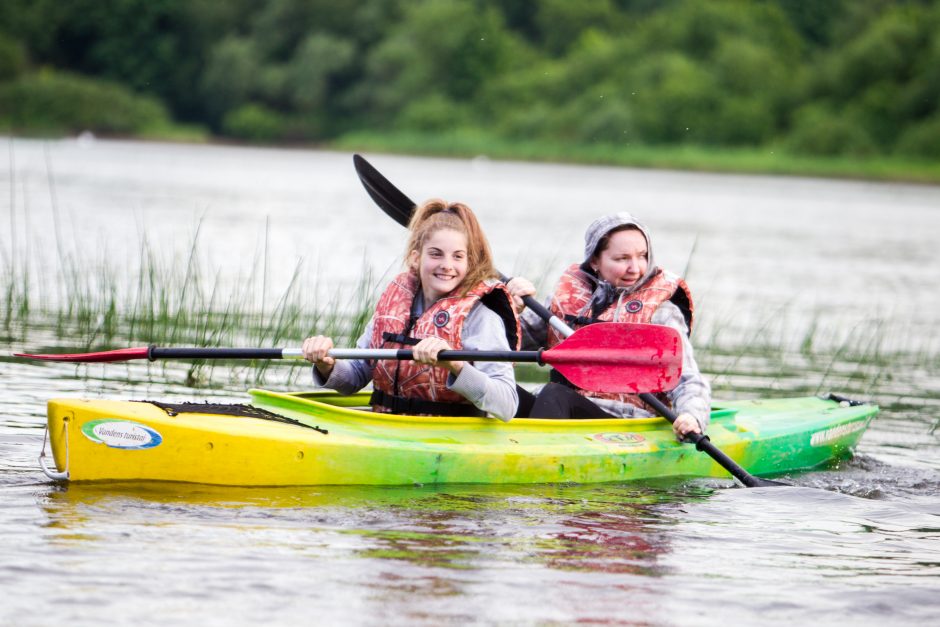 Nemuną skrodė baidarių žygis per vakarėjantį Kauną