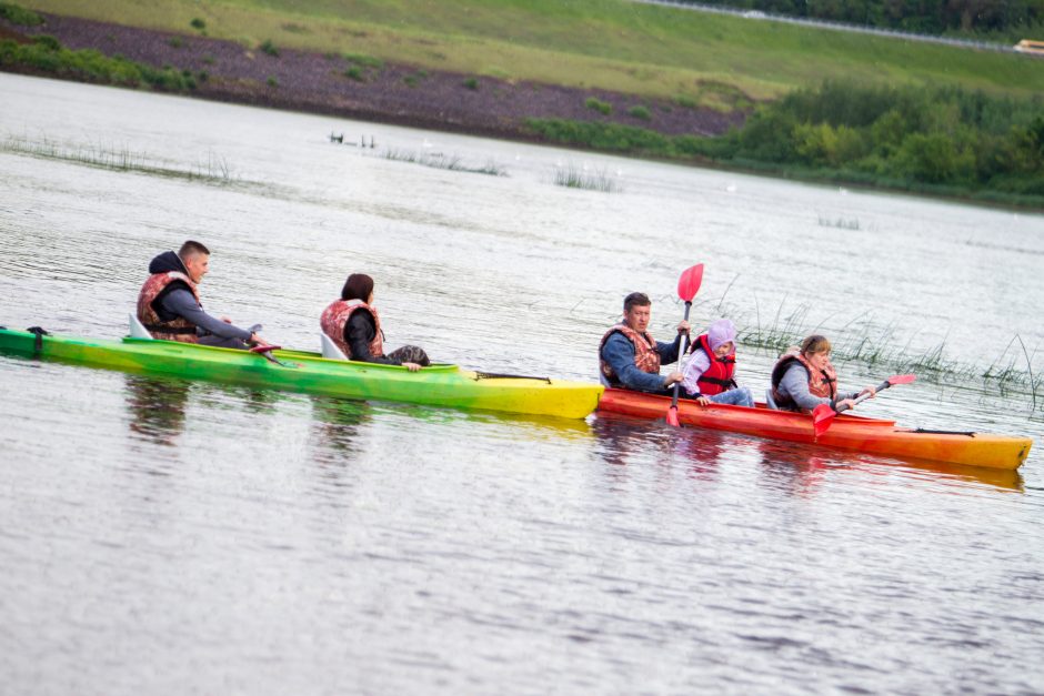 Nemuną skrodė baidarių žygis per vakarėjantį Kauną