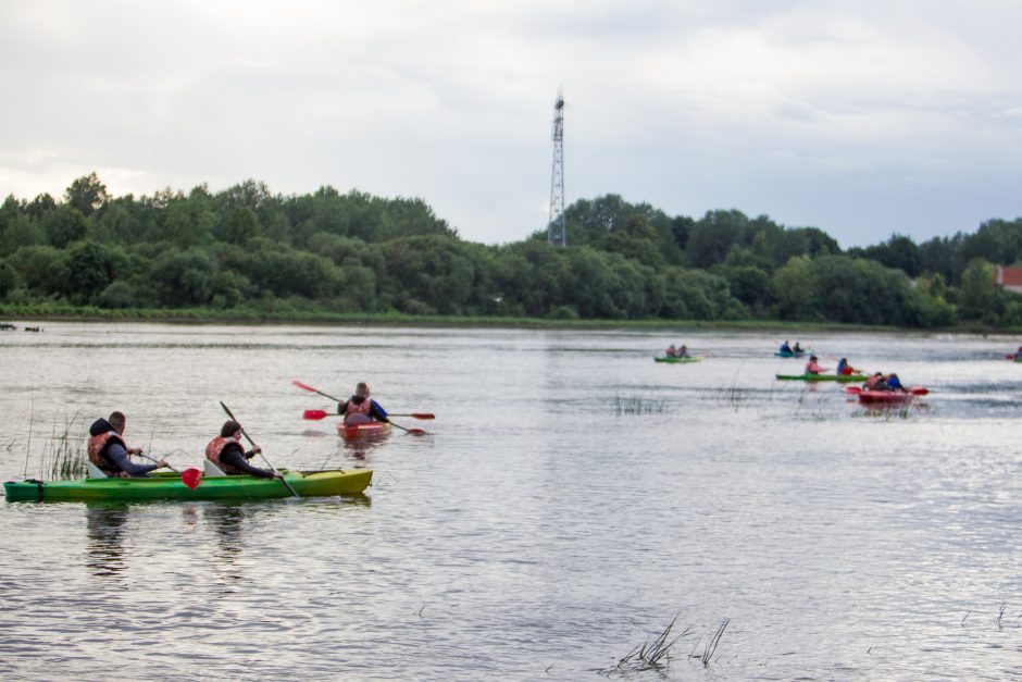 Nemuną skrodė baidarių žygis per vakarėjantį Kauną