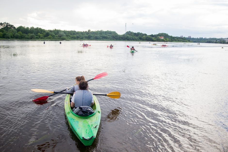 Nemuną skrodė baidarių žygis per vakarėjantį Kauną