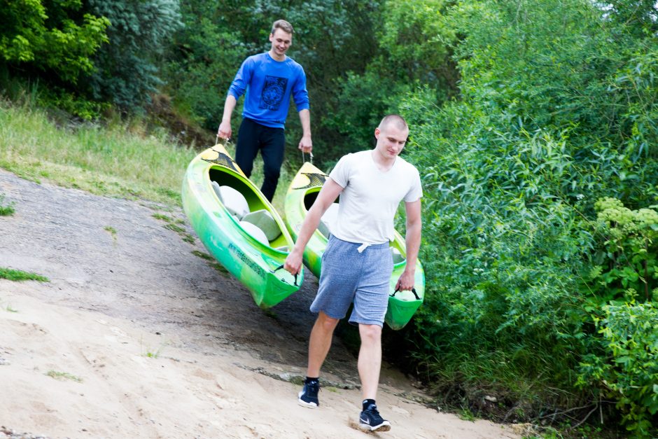 Nemuną skrodė baidarių žygis per vakarėjantį Kauną