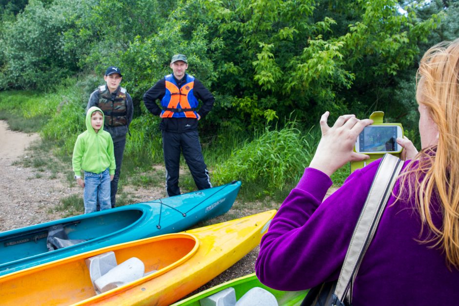 Nemuną skrodė baidarių žygis per vakarėjantį Kauną