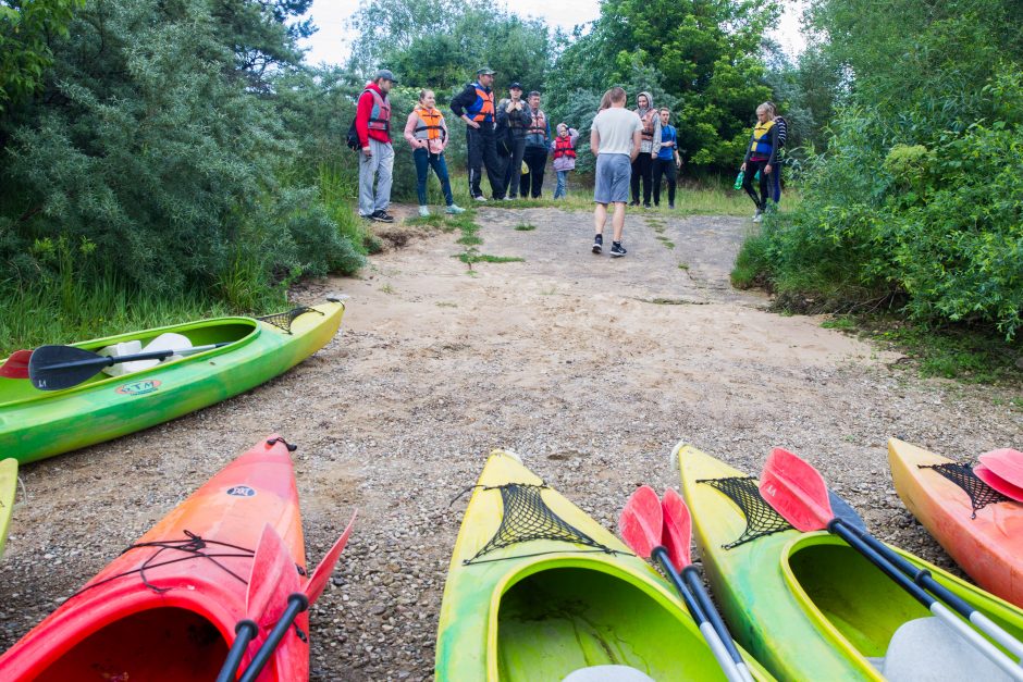 Nemuną skrodė baidarių žygis per vakarėjantį Kauną