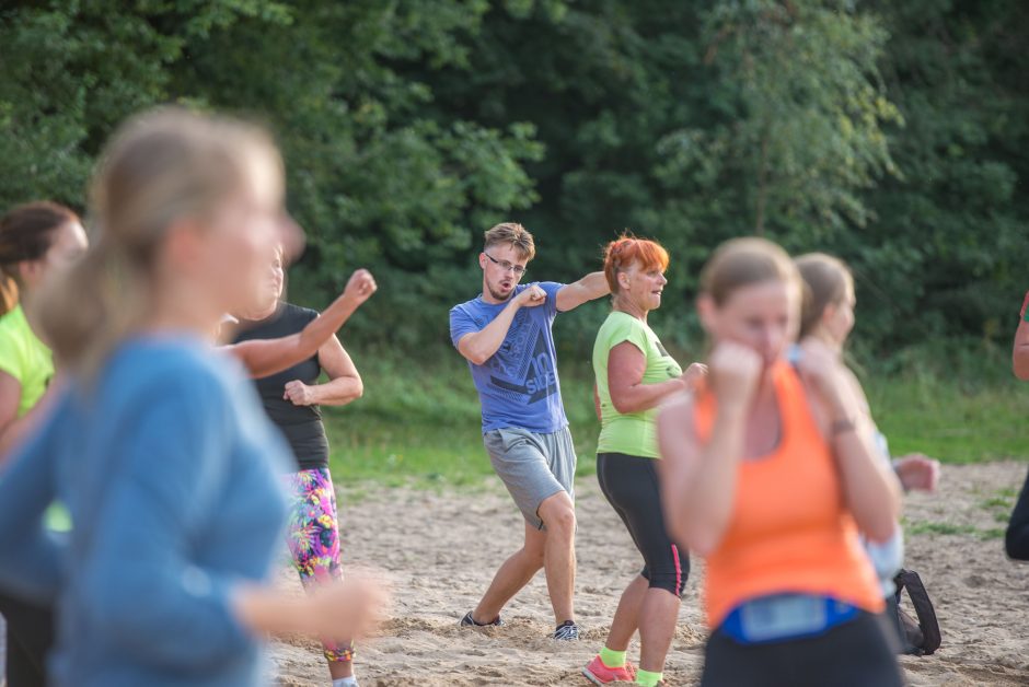 „Judėk sveikai“ vasaros sezoną uždarė maudynėmis Lampėdžiuose