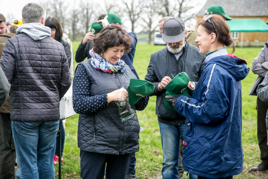 Neeilinė šventė – Rumšiškėse pasodinti šimtamečių ąžuolų klonai