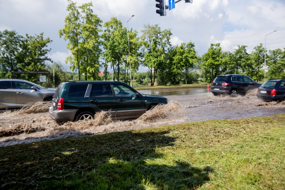 Kauną užtvindė liūtis: skendo pagrindinės gatvės