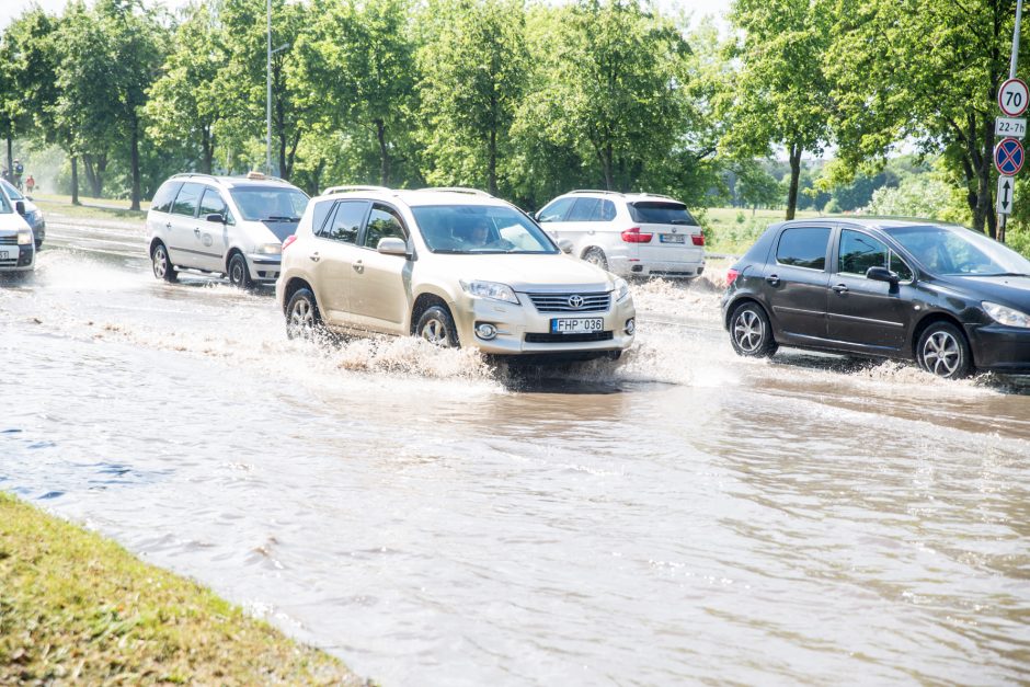 Kauną užtvindė liūtis: skendo pagrindinės gatvės