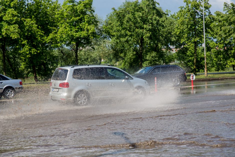 Kauną užtvindė liūtis: skendo pagrindinės gatvės