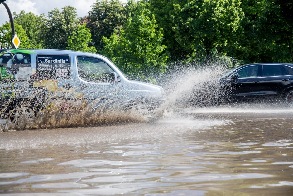 Kauną užtvindė liūtis: skendo pagrindinės gatvės