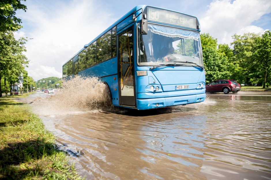 Kauną užtvindė liūtis: skendo pagrindinės gatvės