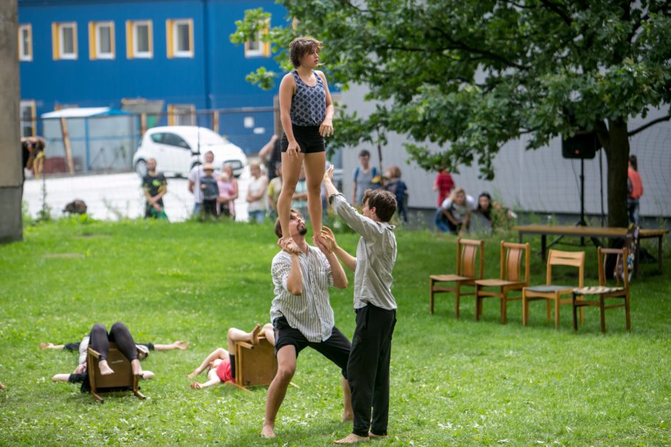 Pasirodymas 66 balkonams: išrinktuosius linksmino rinktiniai cirko artistai