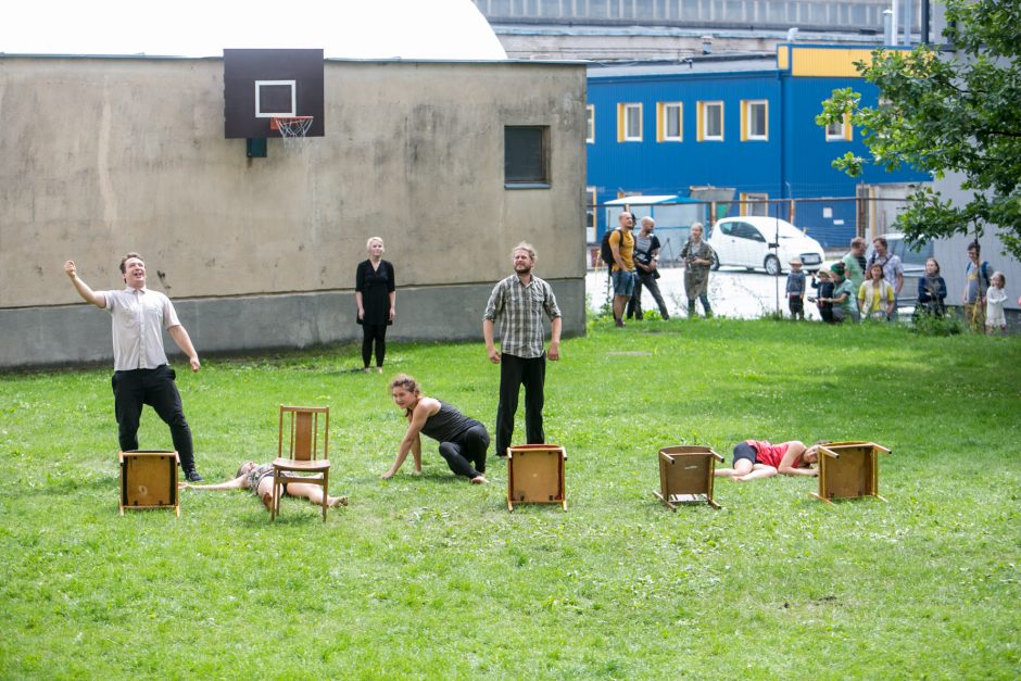 Pasirodymas 66 balkonams: išrinktuosius linksmino rinktiniai cirko artistai