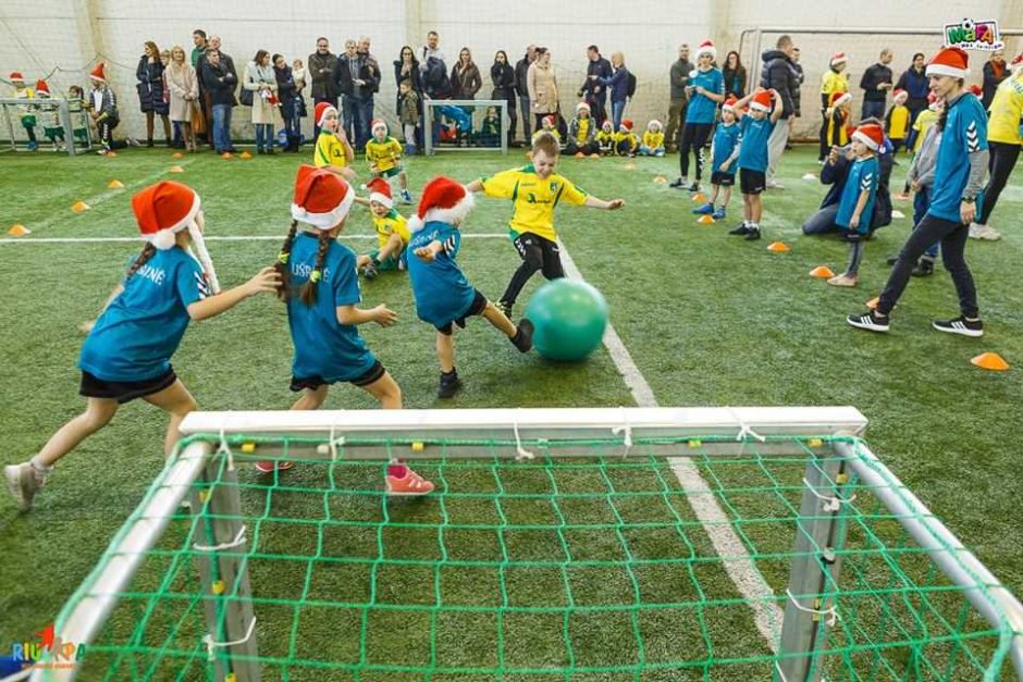 Jaunieji kauniečiai šventė „Futboliuko Kalėdas“