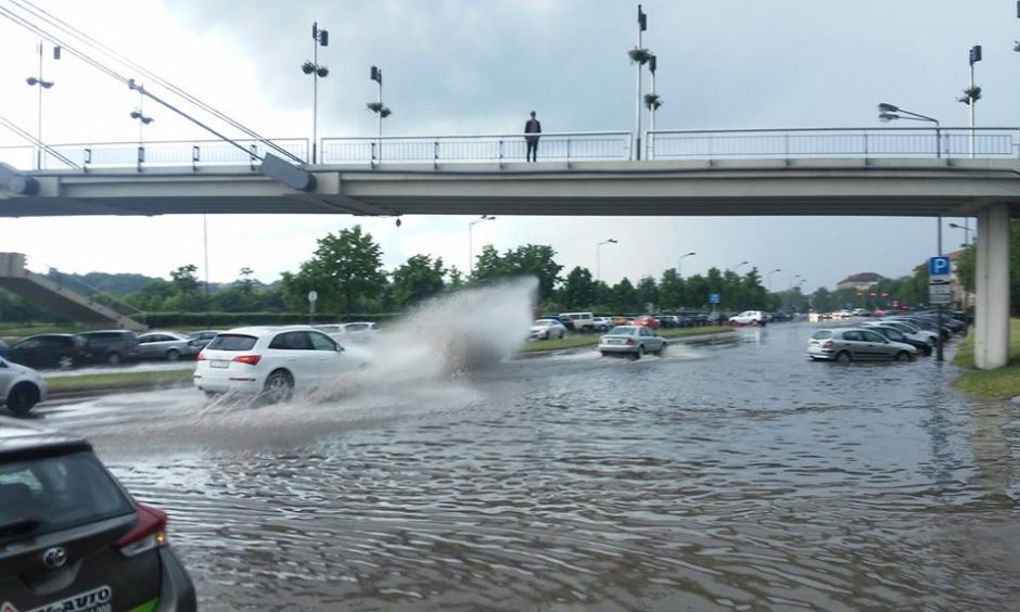 Kauną užtvindė liūtis: skendo pagrindinės gatvės