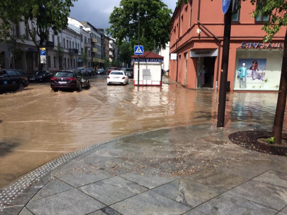 Kauną užtvindė liūtis: skendo pagrindinės gatvės