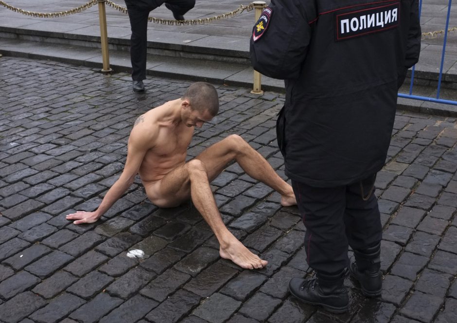 Maskvoje protestuotojas prisikalė sėklides prie Raudonosios aikštės grindinio