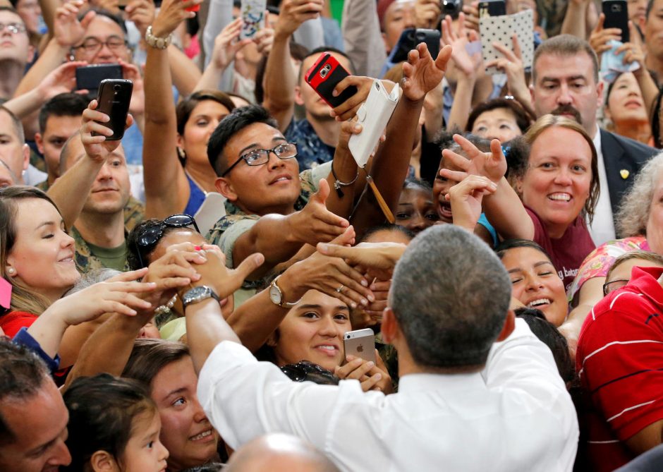 B. Obama su istoriniu vizitu atvyko į Hirošimą