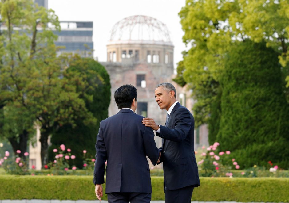 B. Obama su istoriniu vizitu atvyko į Hirošimą