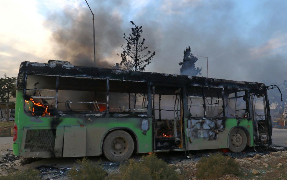 Padegti į Alepą važiavę evakuacijos autobusai