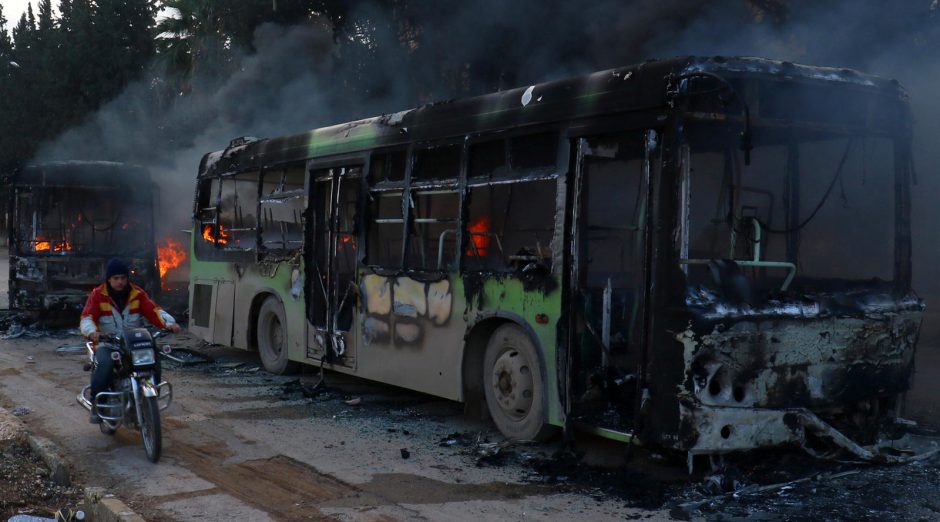 Padegti į Alepą važiavę evakuacijos autobusai