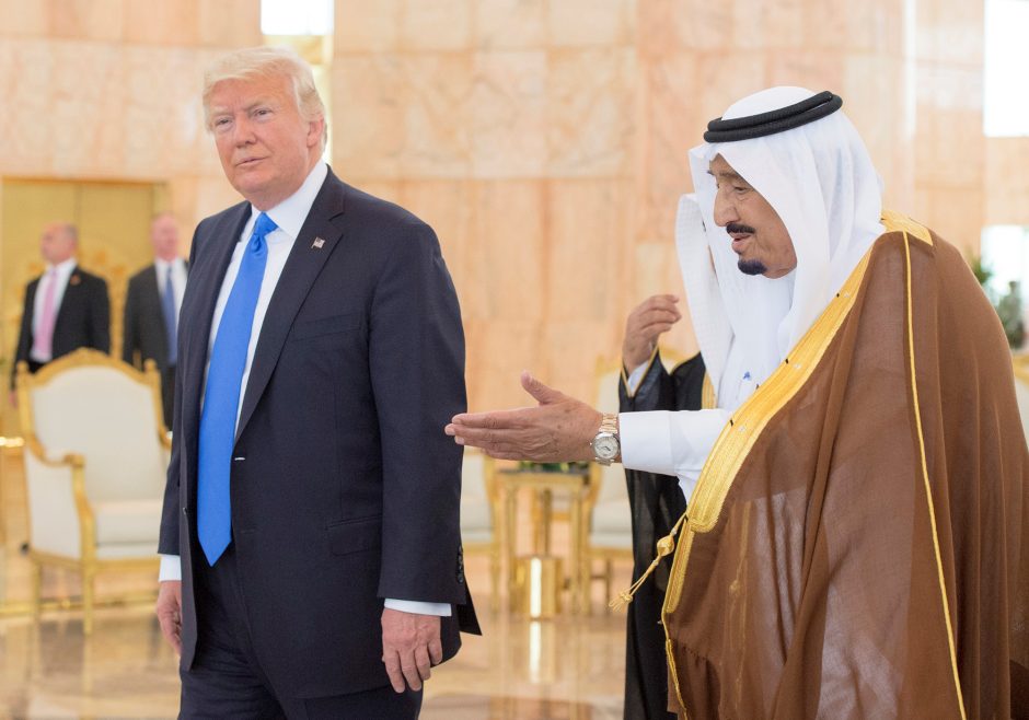 D. Trumpas Saudo Arabijoje pradėjo pirmą savo užsienio vizitą