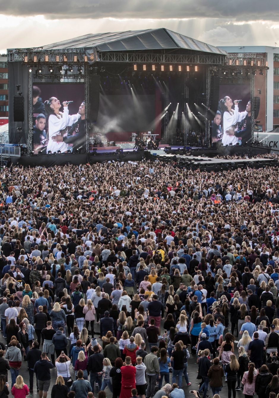 Mančesteryje muzikos žvaigždės ragino nepasiduoti terorizmui 