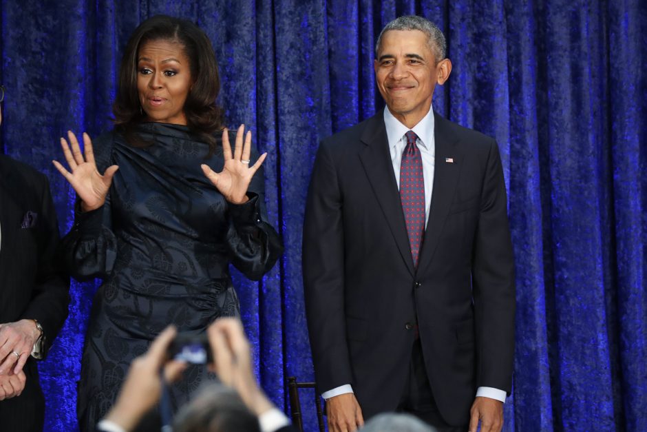 Pristatyti oficialūs B. ir M. Obamų portretai